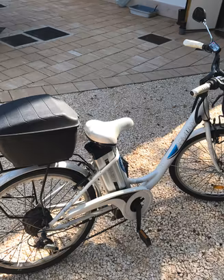 Bici elettrica 26” completa di accessori