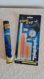 Cappellino e bastoncini fluorescenti