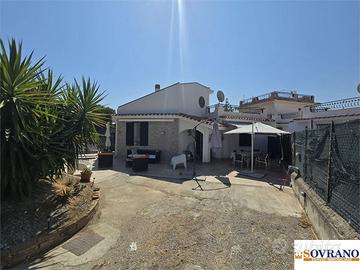 VILLA SU 2 LIVELLI CON TERRAZZO A CASTELDACCIA
