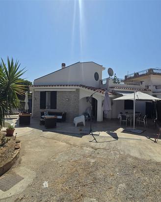 VILLA SU 2 LIVELLI CON TERRAZZO A CASTELDACCIA