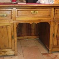 Scrivania ministeriale in noce con panno rosso