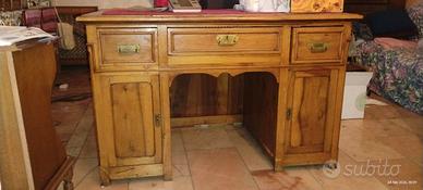 Scrivania ministeriale in noce con panno rosso