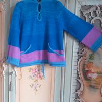 maglione con cappuccio e fiori ricamati