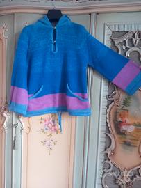 maglione con cappuccio e fiori ricamati