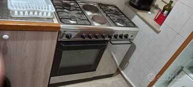 Cucina indesit con forno e porta bombola