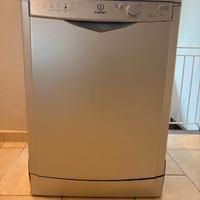 lavastoviglie marca Indesit 