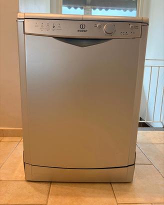 lavastoviglie marca Indesit 