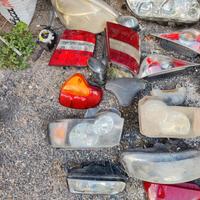 diversi fari di auto 