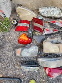 diversi fari di auto 