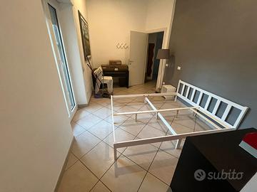 LETTO MATRIMONIALE E COMODINI BIANCHI