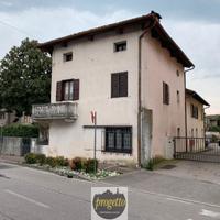 PIERIS Centro Ampia casa accostata su un lato/V442