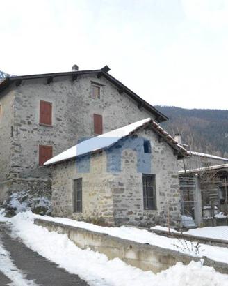 Palazzo / Stabile di 600 m² con più di 5 locali a 