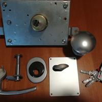 Serratura per porta blindata color argento