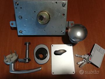 Serratura per porta blindata color argento