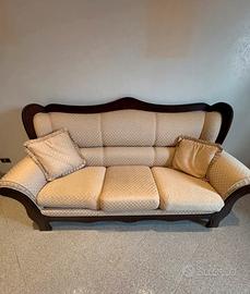 divano in tessuto e legno