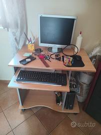 Computer fisso più tavolino e sedia