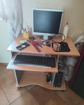 Computer fisso più tavolino e sedia