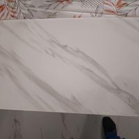 Piastrelle adesive a muro effetto marmo 