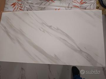 Piastrelle adesive a muro effetto marmo 