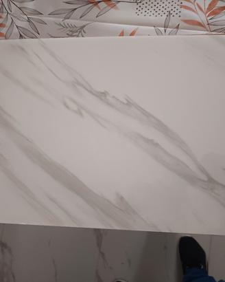 Piastrelle adesive a muro effetto marmo 