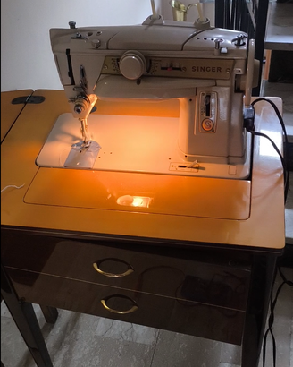 macchina da cucire Singer 411M con mobile