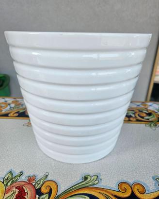 Vaso in ceramica bianca rigata design moderno