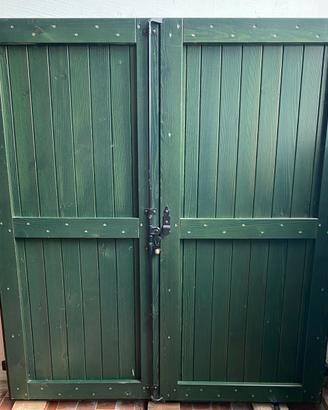 Portellone a due ante in legno verniciato verde