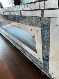 Reception in vetro, legno e marmo