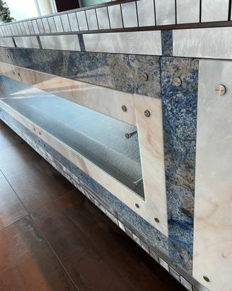 Reception in vetro, legno e marmo
