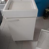 Lavello con mobile e specchio