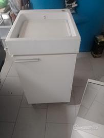 Lavello con mobile e specchio