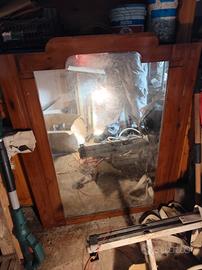 Specchio con telaio in legno
