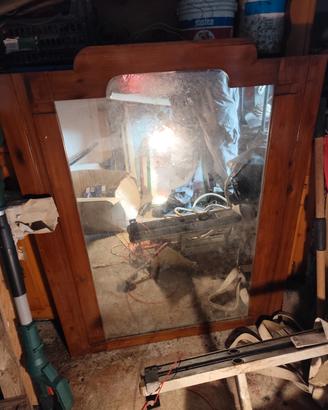 Specchio con telaio in legno