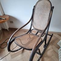 Sedia a dondolo antica in faggio curvato, fine XIX