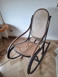 Sedia a dondolo antica in faggio curvato, fine XIX