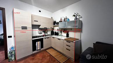 Cucina ad angolo in buono stato