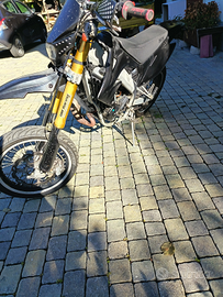 Presenta qualche graffio