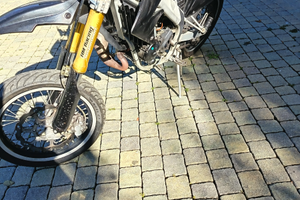 Presenta qualche graffio