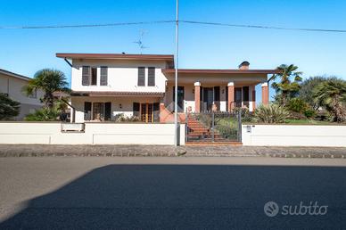 PORZIONE DI BIFAMILIARE A NOVI DI MODENA