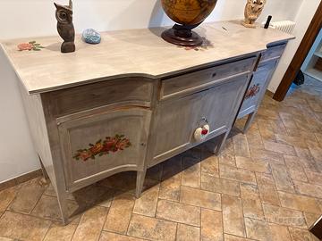 Credenza in legno massello in stile shabby