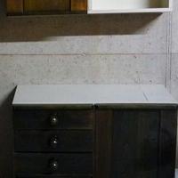 Mobile bagno in legno scuro e interno bianco