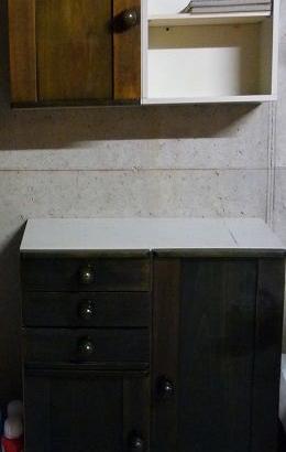 Mobile bagno in legno scuro e interno bianco
