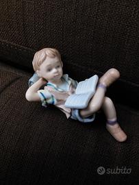 Royal Class bambino che legge