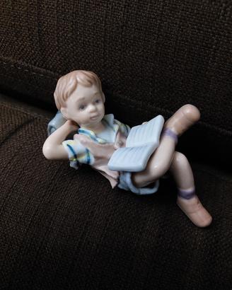 Royal Class bambino che legge