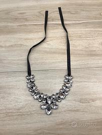 Girocollo base nera con perle e chiusura a nastro