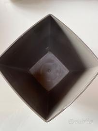 Vaso grigio per fiori