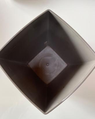 Vaso grigio per fiori