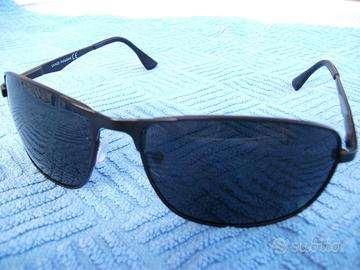 Occhiali da sole lenti scure.