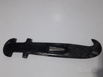 fossili su scultura e vaso in marmo .