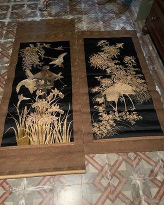 Coppia di arazzi in seta ricamata